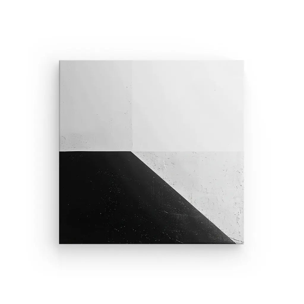Un Tableau Minimaliste Moderne Noir et Blanc comportant un carré divisé en deux triangles, le haut est blanc et le bas est noir. Une texture subtile orne les surfaces de ce tableau épuré.