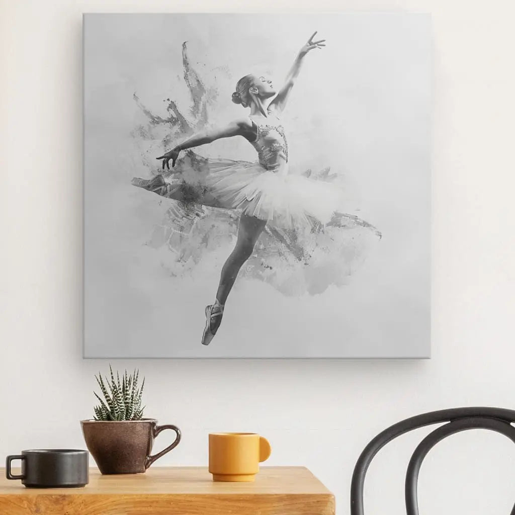 Impression noir et blanc Tableau Danseuse Etoile Classique Peinture Noir et Blanc d'une danseuse de ballet dans une pose dynamique, créée avec des encres latex HP et accrochée à un mur au-dessus d'une table avec une tasse et une plante en pot.