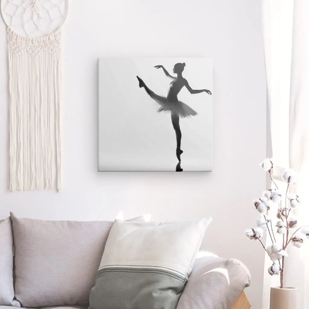 Un salon moderne présentant des impressions sur toile tendues à la main d'un Tableau Photo Danse Classique Danseuse Jupe Tutu Noir et Blanc, avec un canapé confortable, des oreillers décoratifs et un macramé suspendu.