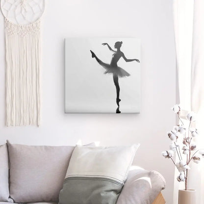 Un salon moderne présentant des impressions sur toile tendues à la main d'un Tableau Photo Danse Classique Danseuse Jupe Tutu Noir et Blanc, avec un canapé confortable, des oreillers décoratifs et un macramé suspendu.