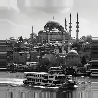 Tableau Istambul Paysage Mosquée Turquie Noir et Blanc reproduction d'un ferry sur une rivière devant un paysage urbain avec des bâtiments en forme de dôme et des minarets proéminents, peut-être Istanbul.