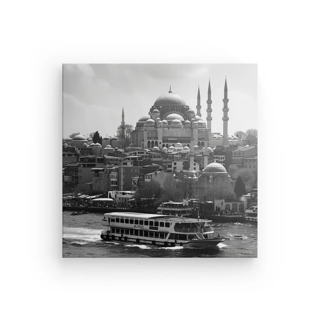 Tableau Istambul Paysage Mosquée Turquie Noir et Blanc reproduction d'un ferry sur une rivière devant la mosquée historique Suleymaniye à Istanbul, mise en valeur sur un ciel nuageux.