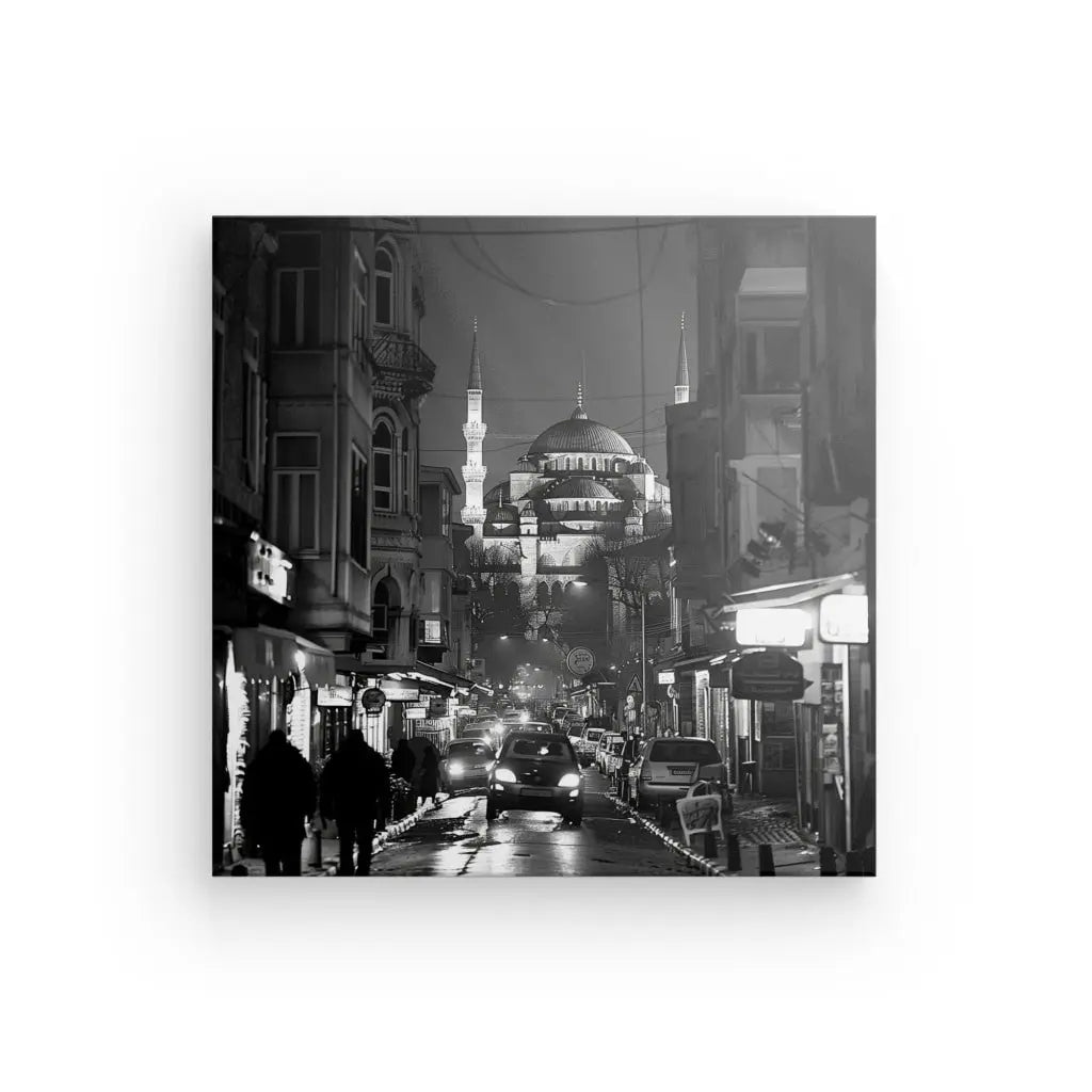 Tableau Photographie Nocturne Istanbul Noir et Blanc reproducción d'une calle bulliciosa por la noche avec des tiendas illuminadas y peatones, avec des coupelles de mezquitas en el fondo.