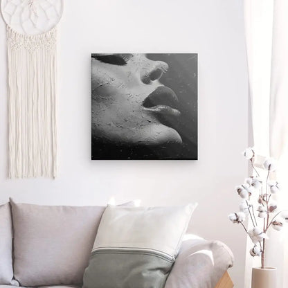 Tableau Visage Femme Peinture Acrylique Gros Plan Noir et Blanc, reproduction d'un visage de femme aux textures craquelées, est accrochée au mur d'un salon, entouré d'un décor cosy.