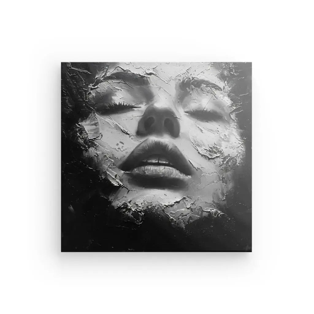 Tableau Visage Craquelé Peinture Noir et Blanc présentant une représentation artistique d'un visage de femme partiellement obscurci par du verre texturé et fissuré sur des impressions sur toile, donnant un effet fragmenté.