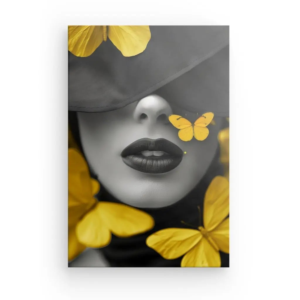 Un portrait en niveaux de gris d'une personne portant un rouge à lèvres foncé et un chapeau partiellement obscurcissant, entouré de plusieurs papillons jaunes vibrants, capture un contraste et une élégance saisissants. Cette œuvre d'art s'intitule Tableau Visage Femme Noir et Blanc Papillons Jaunes.