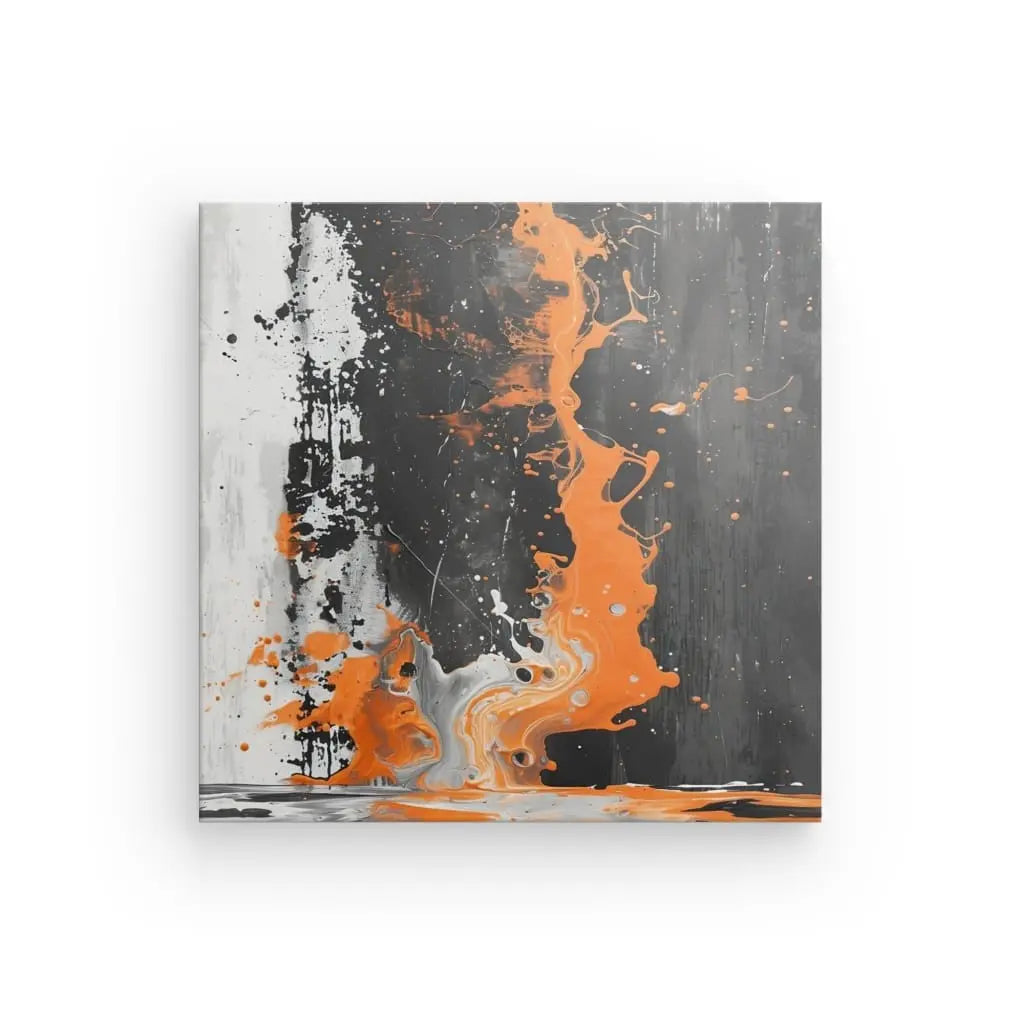 Une peinture abstraite carrée, incarnant Tableau Abstrait Noir et Blanc Touche d'Orange, présente un mélange de couleurs noir, blanc et orange créant un motif fluide et éclaboussé. La *touche vibrante d'orange* coule verticalement à travers le centre sur un fond texturé noir et blanc.