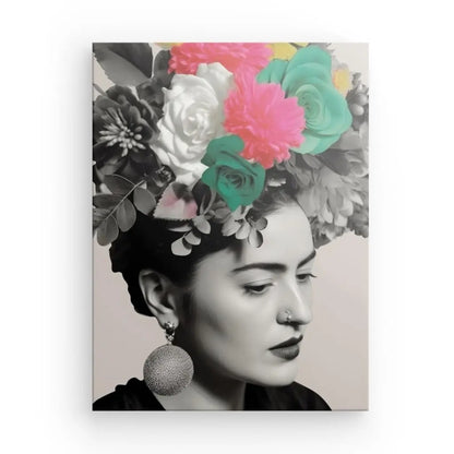Un portrait en niveaux de gris d'une femme avec une coiffe florale vibrante composée de fleurs roses, vertes et blanches rappelant le style de Frida Kahlo. Elle porte de grandes boucles d'oreilles rondes et a une expression sereine, créant un enchanteur Tableau Frida Khalo Noir Blanc Touche de Couleur qui évoque son héritage artistique.