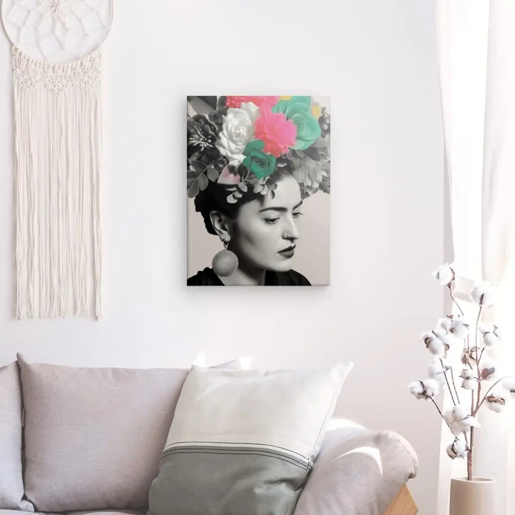 Un salon avec un canapé gris, un coussin blanc et un saisissant Tableau Frida Khalo Noir Blanc Touche de Couleur orné de fleurs colorées sur le mur, célébrant son héritage artistique.
