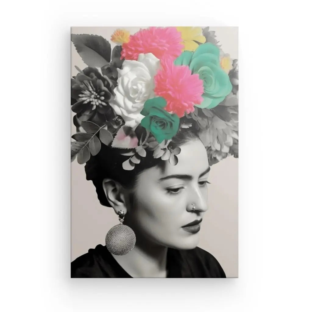Un Tableau Frida Khalo Noir Blanc Touche de Couleur représentant une femme avec un casque floral vibrant et coloré et une grande boucle d'oreille texturée évoque l'héritage artistique qui rappelle Frida Kahlo.