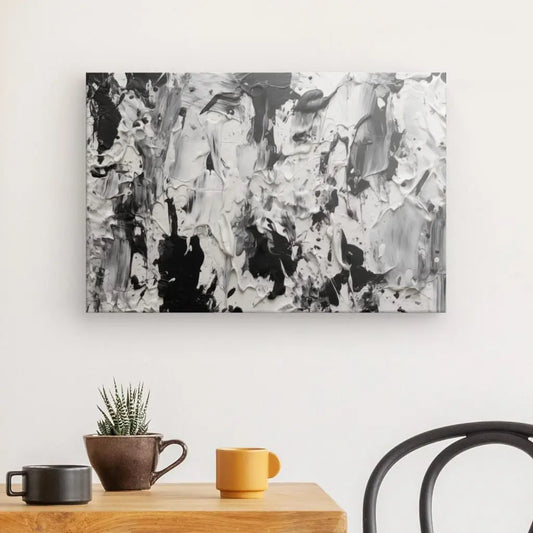 Une table avec une petite plante en pot et deux tasses se trouve devant un Tableau peinture acrylique épaisse impression noir et blanc accroché à un mur blanc.