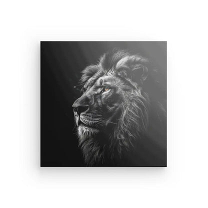 Une photographie en noir et blanc, Tableau Lion Roi Jungle Noir et Blanc Yeux Marrons, d'un lion de profil, mettant en valeur sa crinière et son regard intense, sur un fond sombre ; parfait pour la décoration d'intérieur.