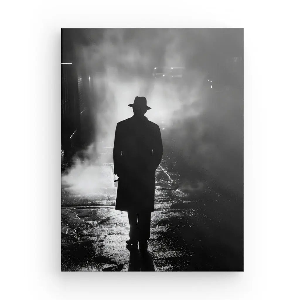 Silhouette Tableau Homme Ombre Ruelle Sombre Suspens Noir et Blanc dans un long manteau et un chapeau marchant dans une rue brumeuse et faiblement éclairée la nuit, évoquant mystère et suspens.