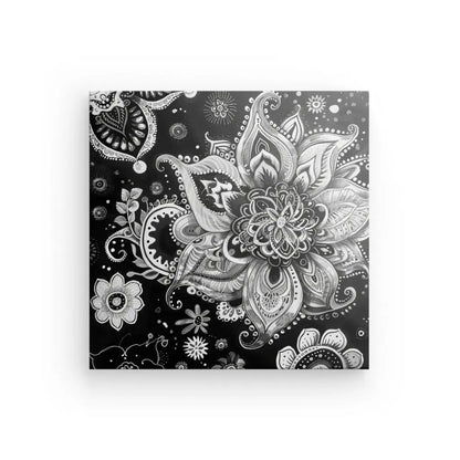 Un motif de mandala floral complexe en noir et blanc, incarnant une esthétique de style Tableau Boho Fleurs Noir et Blanc avec des motifs détaillés et des éléments tourbillonnants sur une toile carrée.