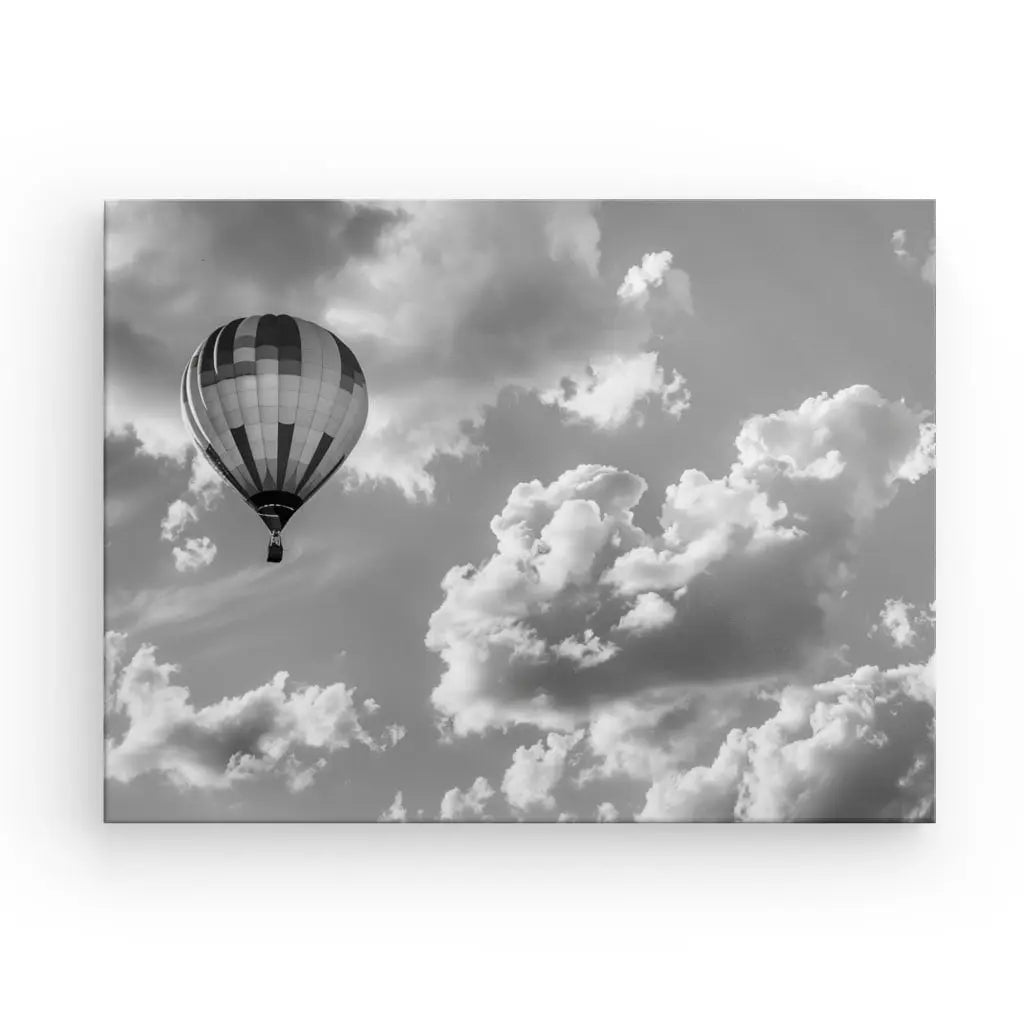 Un Tableau Montgolfière Aérostat Paysage Ciel Noir et Blanc noir et blanc capturant une montgolfière flottant gracieusement dans le ciel parmi les nuages, créant un paysage aérien à couper le souffle.