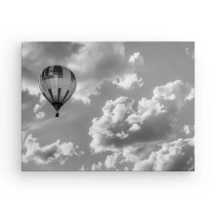 Un Tableau Montgolfière Aérostat Paysage Ciel Noir et Blanc noir et blanc capturant une montgolfière flottant gracieusement dans le ciel parmi les nuages, créant un paysage aérien à couper le souffle.