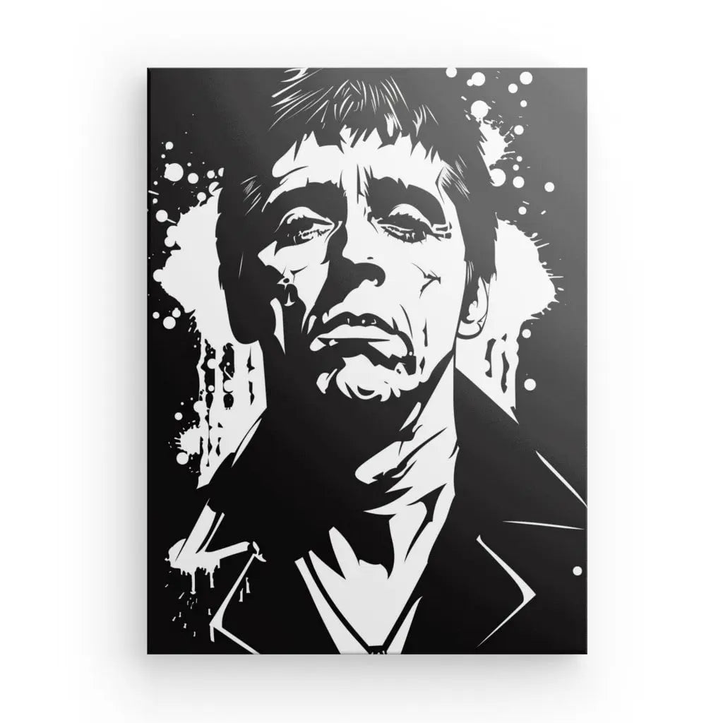 Portrait en noir et blanc d'un homme au visage sévère rappelant Scarface Tony Montana, avec des effets de peinture éclaboussés en arrière-plan. Il porte une veste sombre sur une chemise claire. L’œuvre d’art présente un style graphique très contrasté, évoquant l’intensité de la présence emblématique du Tableau Scarface Tony Montana Dessin Noir et Blanc d’Al Pacino.