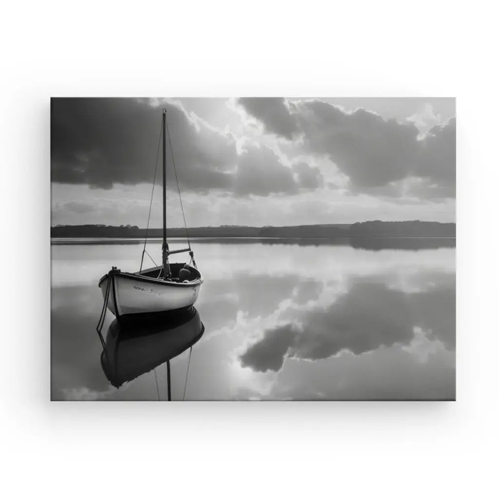 Un voilier solitaire flotte sur une eau calme, reflétant le ciel maussade et nuageux au-dessus. Ce Tableau Bateau Lac Noir et Blanc évoque une atmosphère sereine et contemplative, rappelant une œuvre élégante dans sa beauté minimaliste.