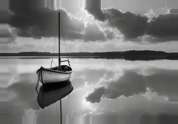 Un voilier solitaire est immobile sur le Lac Noir et Blanc, son Tableau Bateau Lac Noir et Blanc capturé de manière saisissante sous un ciel rempli de nuages, reflétant l'environnement serein en noir et blanc.