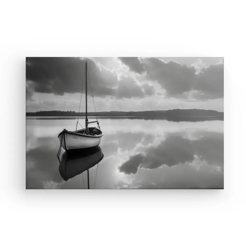 Un petit voilier est ancré sur une eau calme, reflétant le ciel nuageux. La scène, Tableau Bateau Lac Noir et Blanc, crée une atmosphère paisible et tranquille.