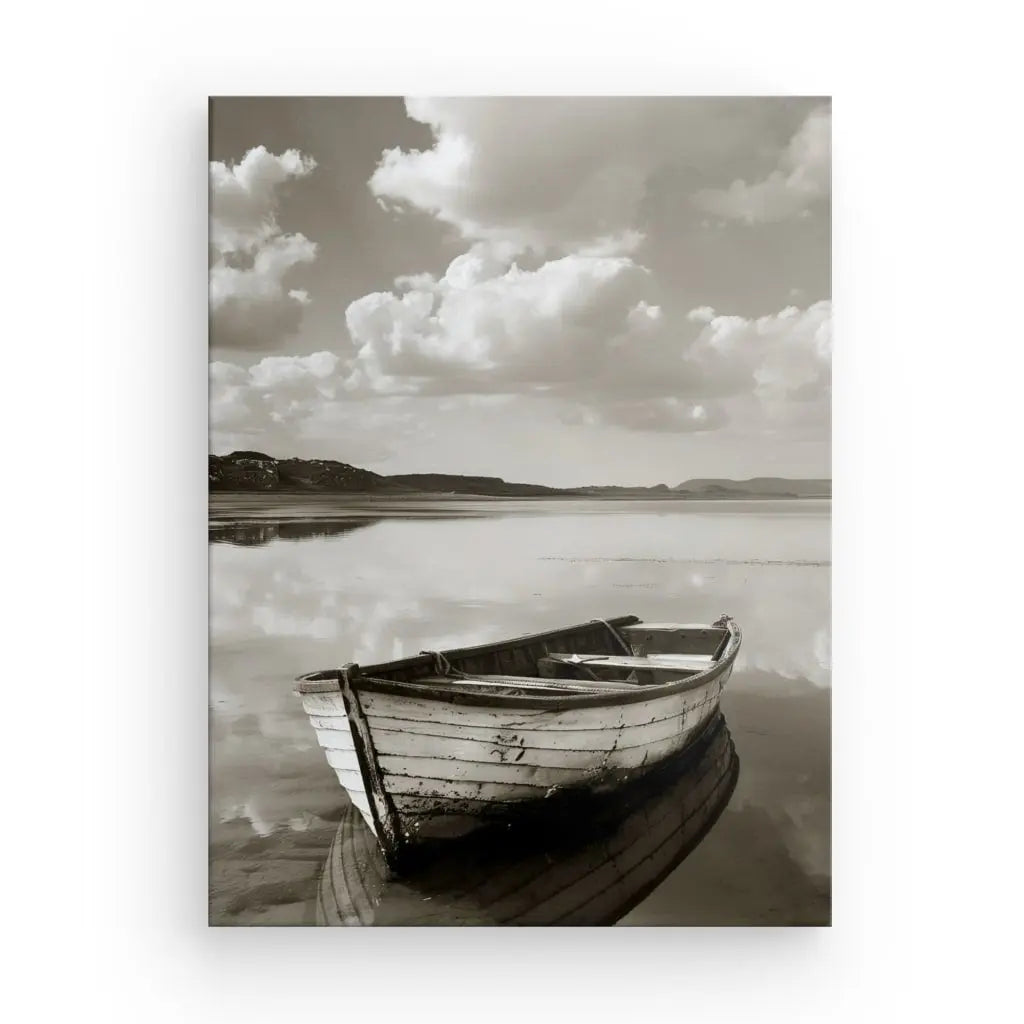 Photographie sépia d'une barque en bois vide reposant sur une eau calme avec un ciel nuageux se reflétant sur la surface, créant un Tableau Bateau Lac Noir et Blanc Sépia parfait pour toute décoration artistique.