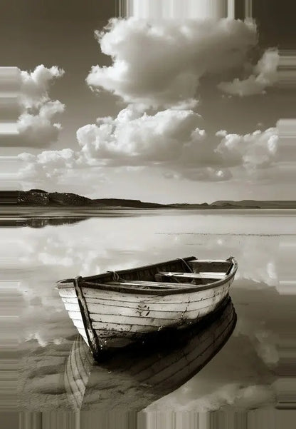 Une petite barque en bois repose sur un plan d’eau calme et semblable à un miroir, sous un ciel rempli de nuages duveteux. Ce Tableau Bateau Lac Noir et Blanc Sépia est rendu dans un noir et blanc saisissant, parfait comme décoration artistique.