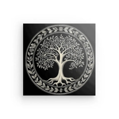 Ce superbe Tableau Arbre de Vie Noir et Blanc présente un arbre blanc avec des branches et des racines complexes, entouré d'un motif de feuilles détaillé sur un fond noir.