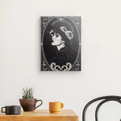 Portrait noir et blanc d'une femme au chapeau avec des fleurs sur un mur ; ce Tableau Carte Portrait Femme Vintage Noir et Blanc respire l'élégance. En dessous, une table en bois contient une plante en pot, une tasse marron et une tasse jaune à côté d'une chaise noire, ajoutant à l'ambiance décoration rétro.