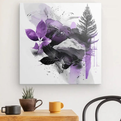 L'œuvre d'art abstraite aux accents violets et noirs présente des formes de montagne, de feuilles et d'arbres. Ce saisissant Tableau Oeuvre Graphique Noir Blanc Violet est placé au-dessus d'une table en bois ornée d'une petite plante dans un pot, d'une tasse à café et d'une tasse orange.