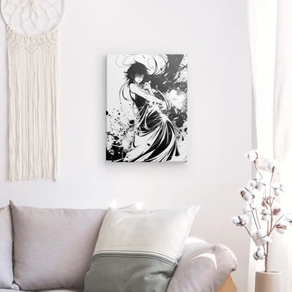 Un salon moderne avec un canapé gris, un oreiller blanc et gris, un cotonnier dans un vase et un Tableau Dessin Portrait Manga Monochrome abstrait noir et blanc d'une personne sur le mur.