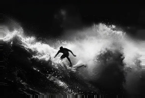 Un surfeur intrépide surfe sur une grosse vague dans le Tableau Surf Océan Noir et Blanc, entouré d'eau éclaboussante.