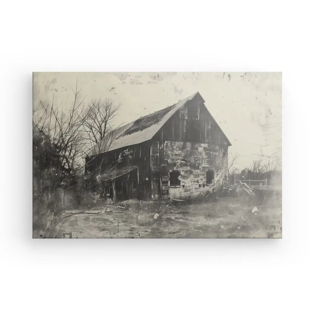 Une vieille grange patinée se dresse dans un paysage rural aride avec des arbres sans feuilles et une clôture en arrière-plan, évoquant un sentiment de charme rustique. La scène n’est pas sans rappeler le Tableau Grange Paysage Vintage Noir et Blanc.