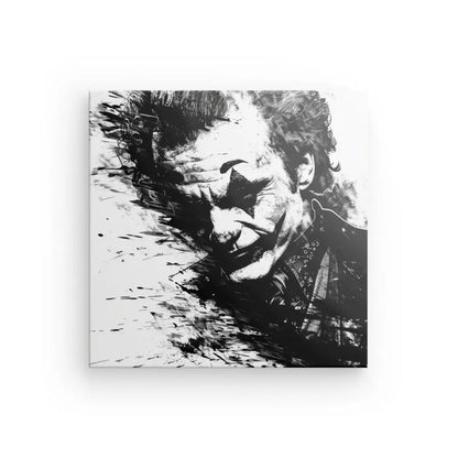 Illustration en noir et blanc d'un homme maquillé en clown, avec des yeux et des lèvres sombres, sur un fond éclaboussé, ce qui en fait un captivant Tableau Joker Batman Portrait Noir et Blanc pour toute décoration intérieure.