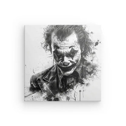 Représentation artistique en noir et blanc d'un clown menaçant aux cheveux ébouriffés, vêtu d'un costume, sur une toile avec des éclaboussures de peinture - ce Tableau Portrait Moderne Joker Batman Noir et Blanc apporte une touche audacieuse à tout décor moderne.