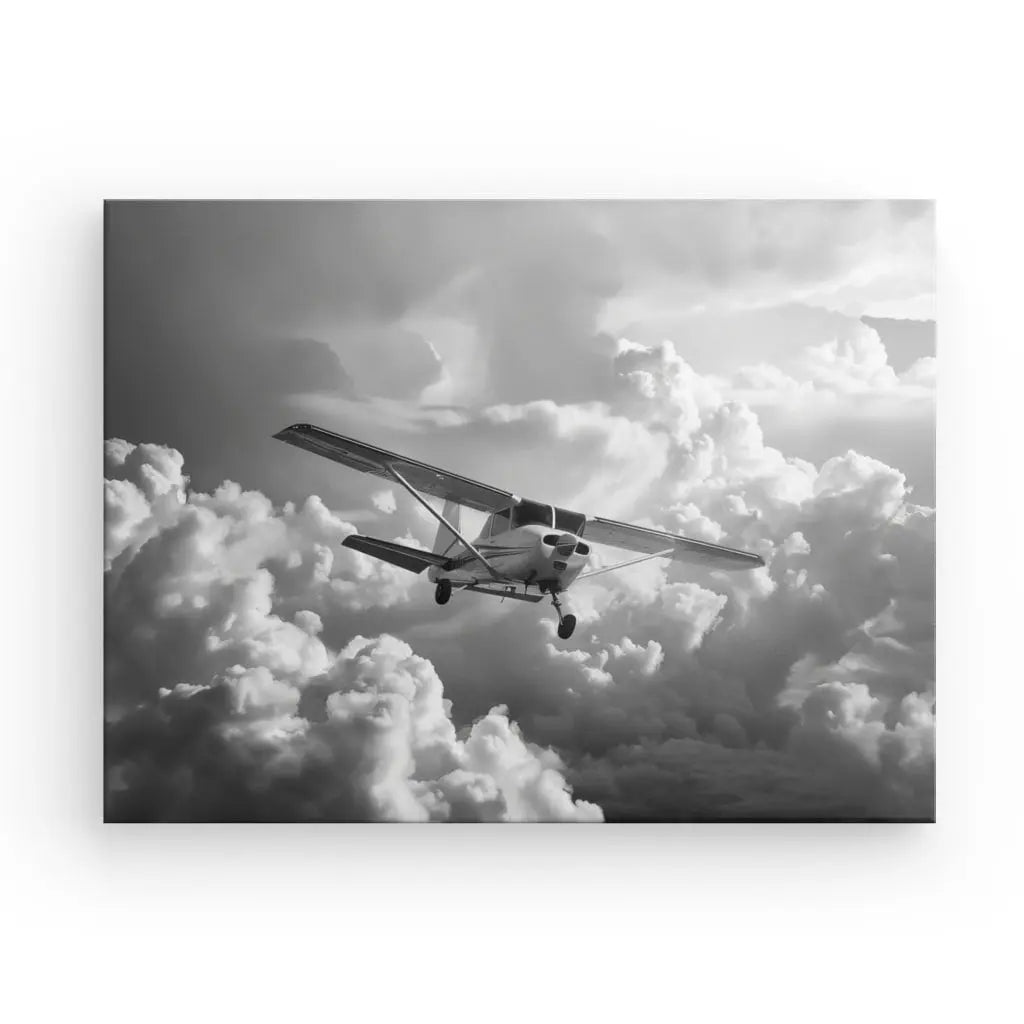 Un petit avion à hélice glisse au-dessus d'une couche de nuages dans un superbe Tableau Avion Cessna Ciel Nuageux Noir et Blanc, ce qui en fait une pièce parfaite pour les passionnés d'aviation et les amateurs de décoration intérieure.