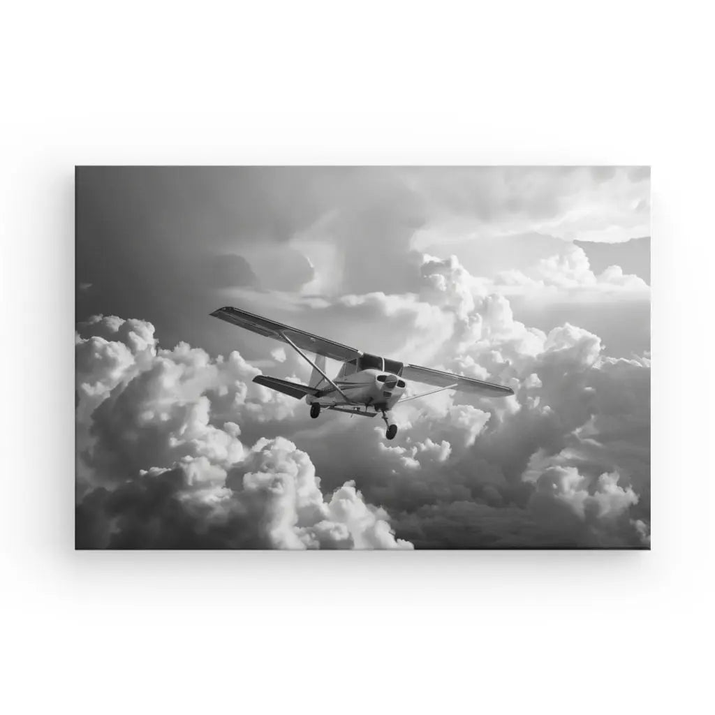 Un petit avion vole dans le ciel entouré de gros nuages, capturé dans un superbe Tableau Avion Cessna Ciel Nuageux Noir et Blanc, parfait pour une décoration intérieure élégante.