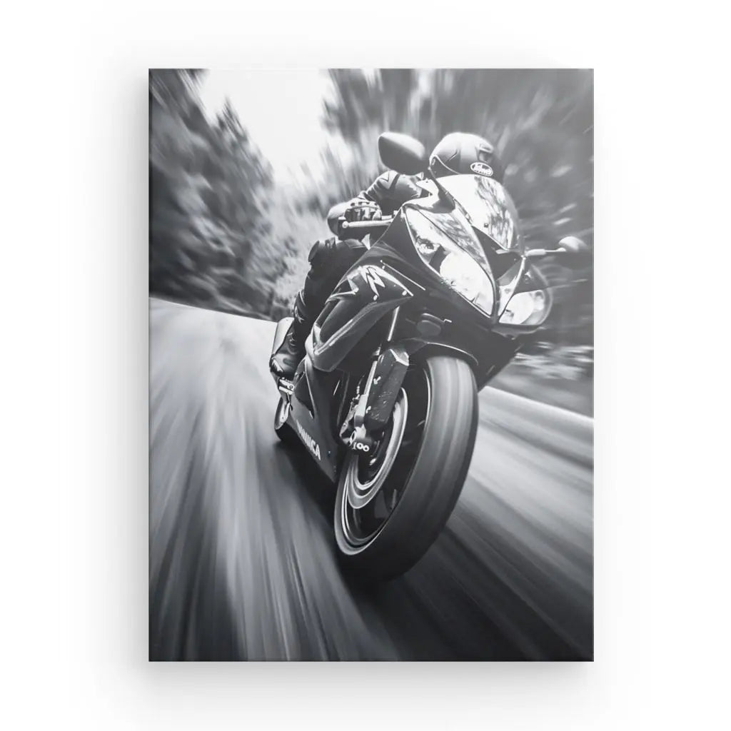 Un superbe Tableau Moto Sport Photo Vitesse Noir et Blanc capture une personne conduisant une moto de sport à grande vitesse sur une route floue.