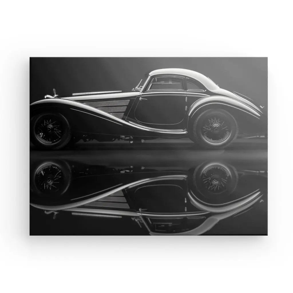 Photographie en noir et blanc d'un Tableau Voiture Vintage Luxe Automobile Noir et Blanc au design élégant, parfaitement reflété sur une surface polie en dessous.