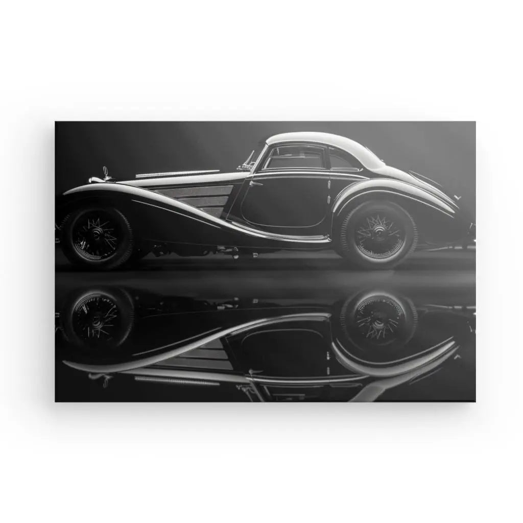 Une photographie latérale en noir et blanc d'un Tableau Voiture Vintage Luxe Automobile Noir et Blanc classique avec une surface réfléchissante en dessous, capturant son reflet symétrique, créant un tableau automobile d'art noir et blanc.