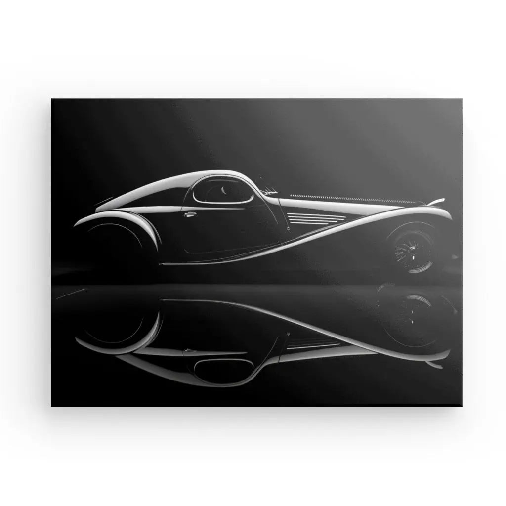 Image en noir et blanc d’une voiture de luxe vintage aux lignes fluides et au design élégant, reflétée sur une surface brillante. Ce chef-d'œuvre est imprimé à l'aide d'encres latex HP sur une toile à texture fine, tendue à la main sur un cadre durable pour une présentation durable : le Tableau Modèle Automobile Rétro Puissante Noir et Blanc.