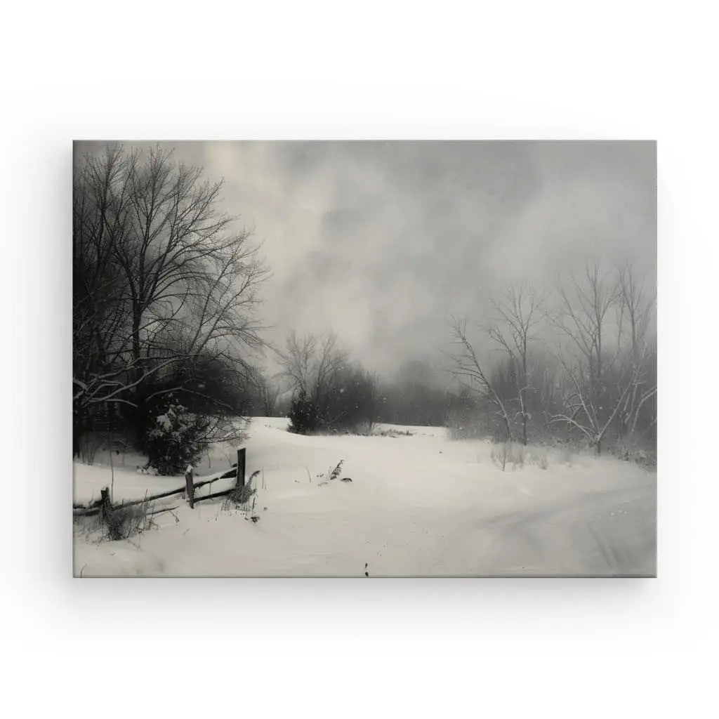 Un paysage rural enneigé avec des arbres nus et une clôture en bois par une journée d'hiver brumeuse prend vie avec une définition d'impression éclatante sur une toile d'un blanc brillant à l'aide du Tableau Campagne Paysage Enneigé Rétro Noir et Blanc.