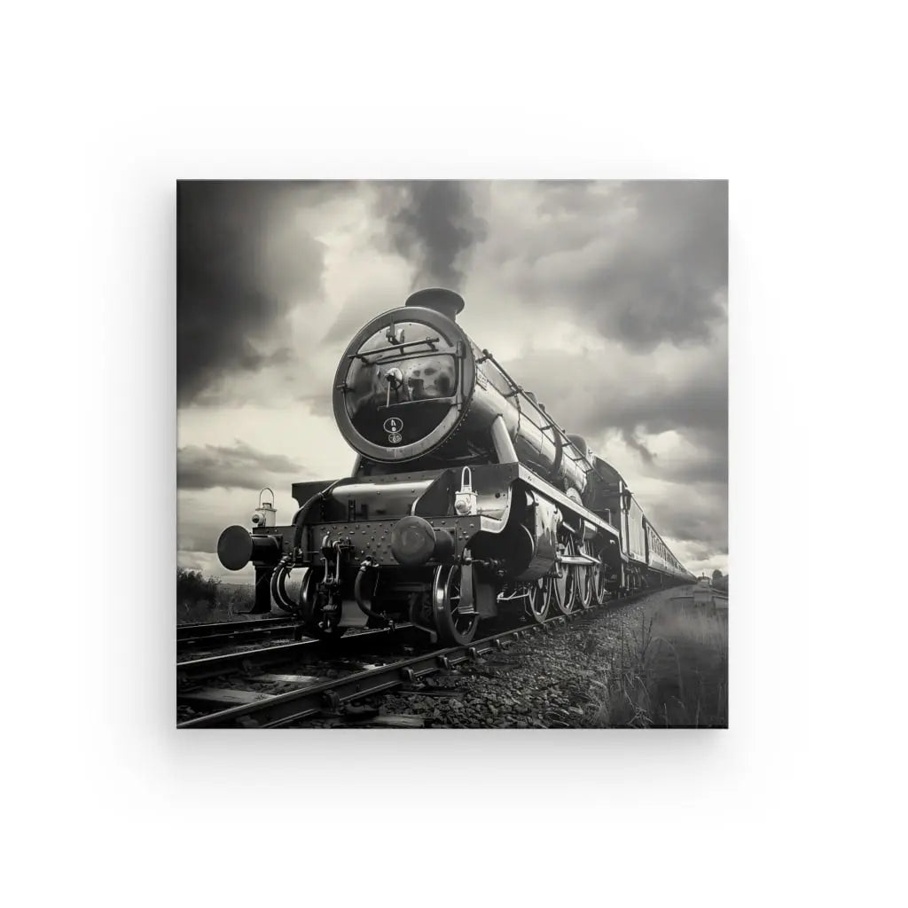 Photo en noir et blanc d'une locomotive à vapeur sur des rails, avec des nuages dans le ciel. Ce saisissant Tableau Locomotive Vapeur Noir et Blanc capture l'essence de la décoration industrielle, ce qui en fait un complément parfait à tout espace moderne.