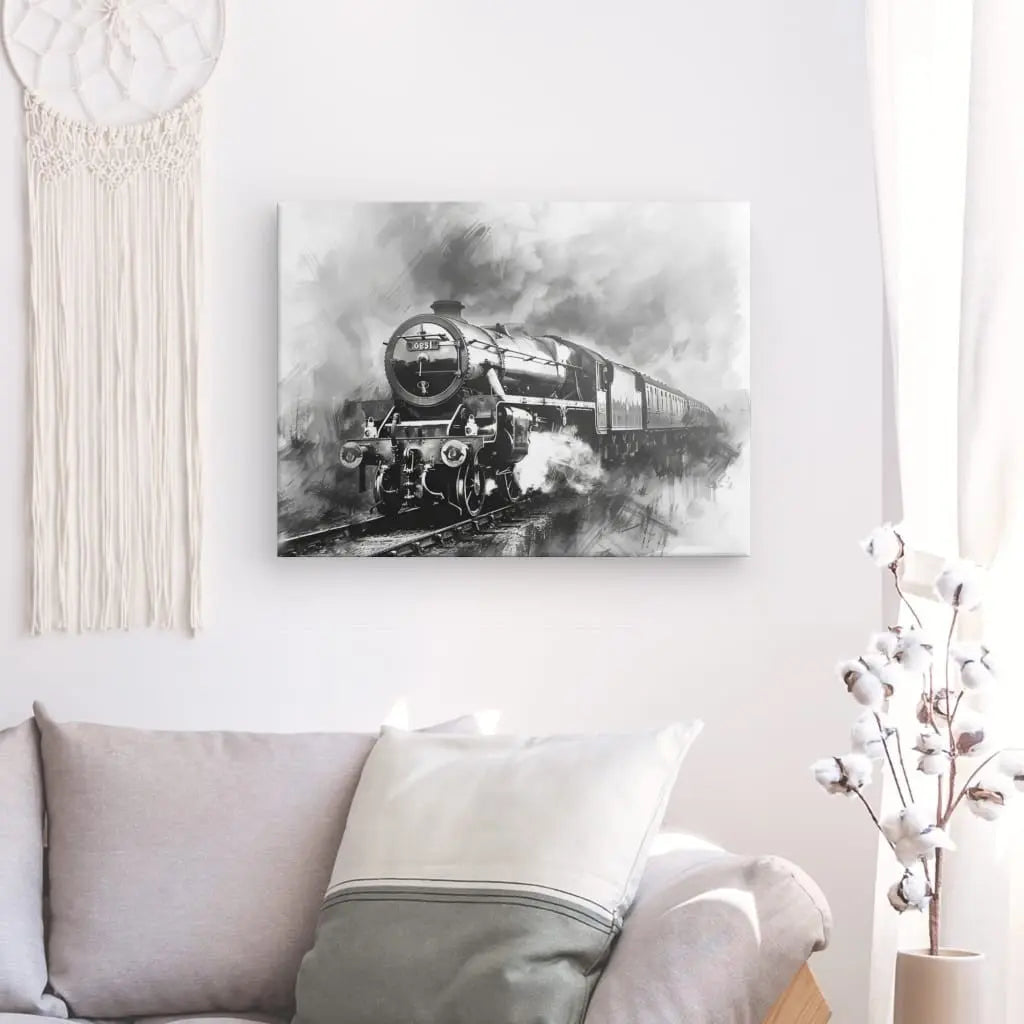 Un Tableau Peinture Locomotive Vintage Noir et Blanc est accroché sur un mur blanc au-dessus d'un canapé gris orné d'oreillers blancs et gris. Un décor en macramé blanc et un vase à fleurs blanches complètent cette élégante décoration vintage.