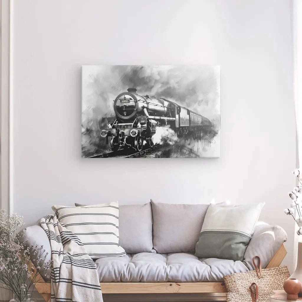 Un salon avec un canapé gris clair, des coussins, un petit panier et un Tableau Peinture Locomotive Vintage Noir et Blanc représentant un train à vapeur accroché au mur au-dessus du canapé.