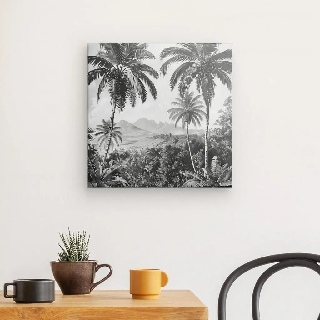 Un Tableau Dessin Peinture Cocotiers Jungle Noir et Blanc est accroché sur un mur blanc au-dessus d'une table en bois avec une plante en pot et deux tasses à café, créant une décoration exotique enchanteresse.