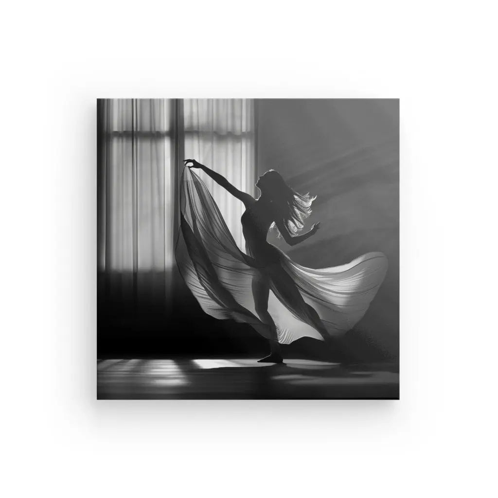 Une danseuse vêtue d'une robe fluide Tableau Femme Voilage Robe Scène Noir et Blanc se produit avec grâce dans une pièce faiblement éclairée, avec de la lumière passant à travers de hautes fenêtres pour créer un tableau noir et blanc enchanteur.