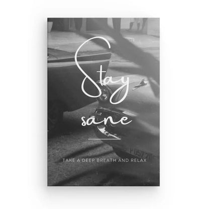 Le Tableau Citation « Stay Sane » Noir et Blanc présente une affiche en noir et blanc avec « Stay sain d'esprit » écrit en cursive et « Prenez une profonde respiration et détendez-vous » en majuscules. L'arrière-plan présente une scène de rue ornée de voitures anciennes, ce qui en fait une parfaite pièce de décoration noir et blanc.