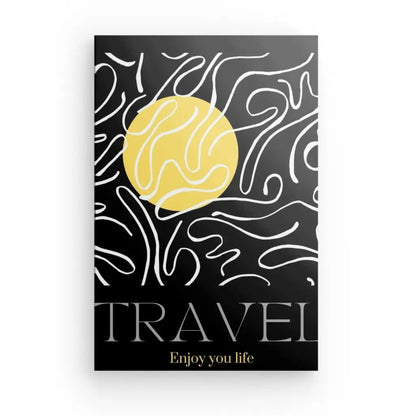 Un Tableau "Travel" Noir Blanc Jaune avec un dessin blanc griffonné, un cercle jaune et les mots "TRAVEL" en bas au-dessus du texte "Enjoy your life", ce qui en fait une pièce de décoration artistique saisissante.