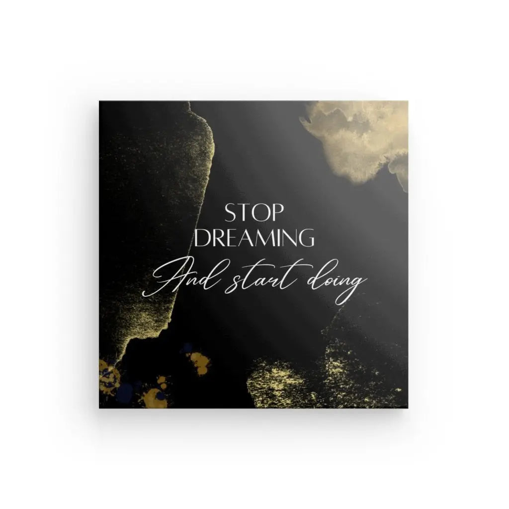 Une citation de motivation sur le Tableau "Stop Dreaming" Design Noir Blanc et Doré avec un fond abstrait noir, blanc et or de haute qualité dit : "Arrêtez de rêver et commencez à faire.