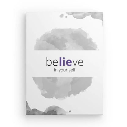 Un Tableau "Believe" Noir Blanc et Violet avec l'expression "croyez en vous-même" en texte noir et violet, sur un fond blanc avec des taches d'aquarelle grises, avec une typographie élégante et créé avec des encres de haute qualité.